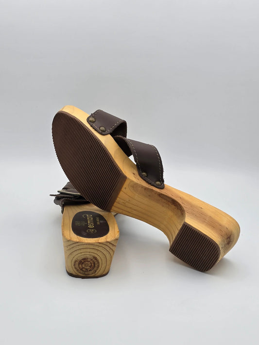 Damen Holzclogs mit braunem Lederriemen, nachhaltige Mode Schuhe auf weißem Hintergrund