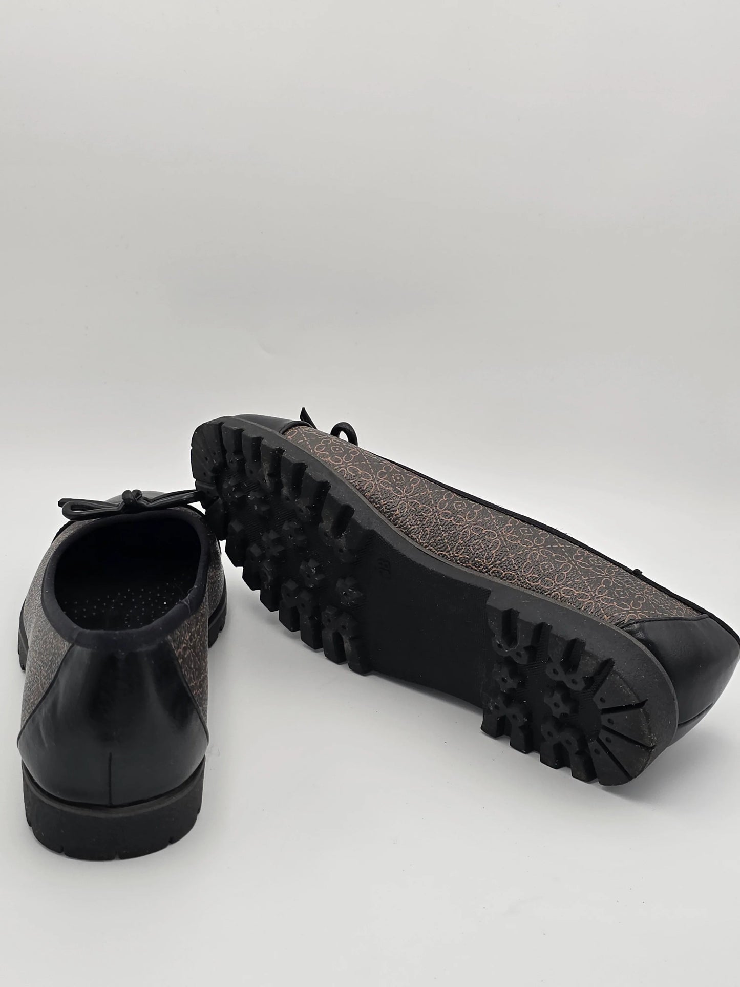 Damen Halbschuhe mit Muster, schwarze Sohle, nachhaltige Mode, Seiten- und Sohlenansicht