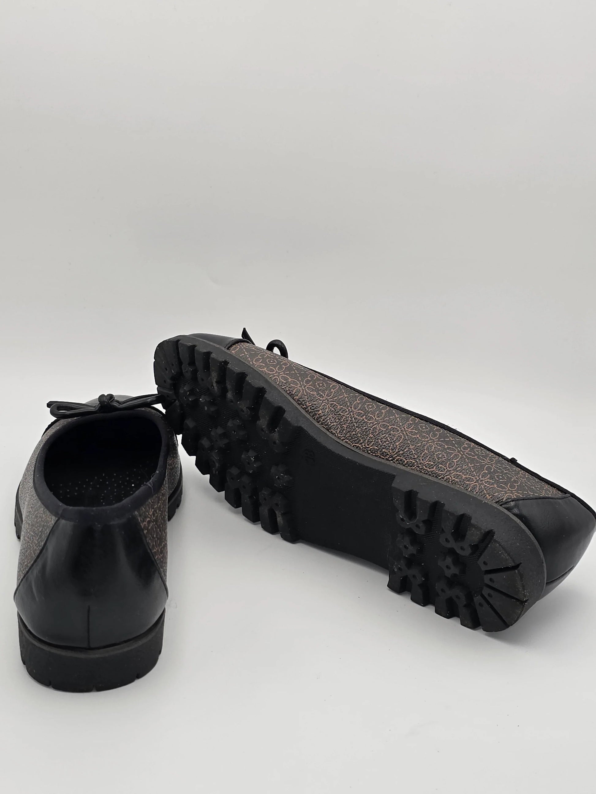 Damen Halbschuhe mit Muster, schwarze Sohle, nachhaltige Mode, Seiten- und Sohlenansicht