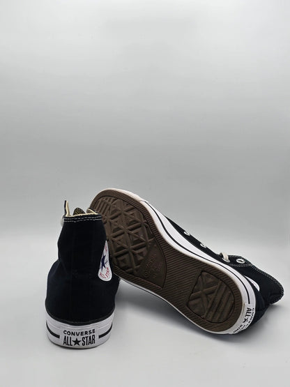Schwarze hohe Sneaker mit weißer Sohle und Converse All Star Logo, auf weißem Hintergrund