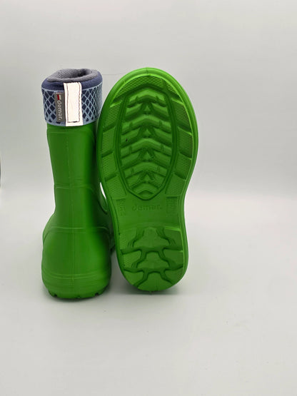 Grüne Gummistiefel für Kinder mit blauer Manschette, Profilsohle, auf weißem Hintergrund