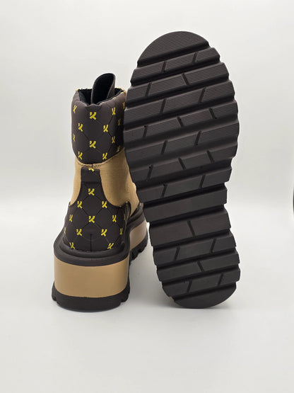 Trendiger Chunky Boot mit dicker Profilsohle, braun-beige mit gelbem Muster, nachhaltige Mode