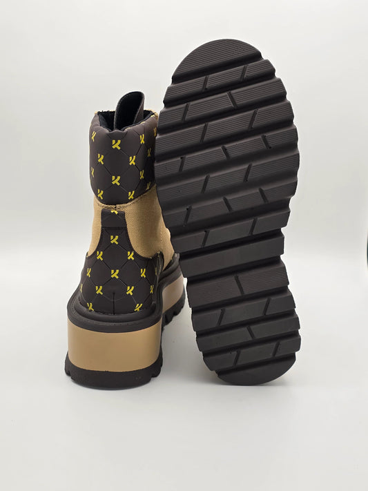 Trendiger Chunky Boot mit dicker Profilsohle, braun-beige mit gelbem Muster, nachhaltige Mode