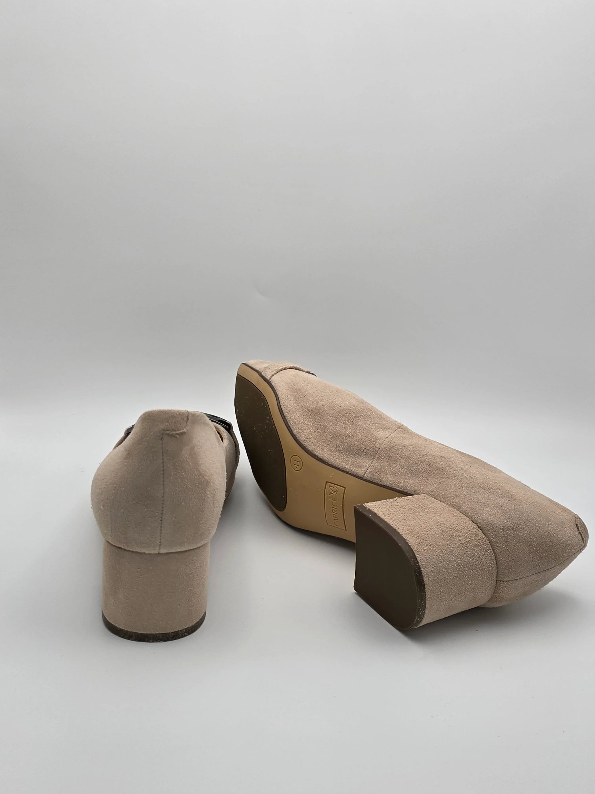 Beige Damen Pumps aus Wildleder mit Blockabsatz, nachhaltige Mode Schuhe auf weißem Hintergrund