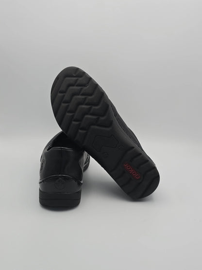 Schwarze Damen Slipper aus Leder mit rutschfester Sohle auf weißem Hintergrund