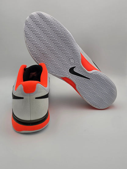 Moderne Sneaker in Weiß mit Neonorange und schwarzem Akzent, rutschfeste Sohle, sportlicher Schuh