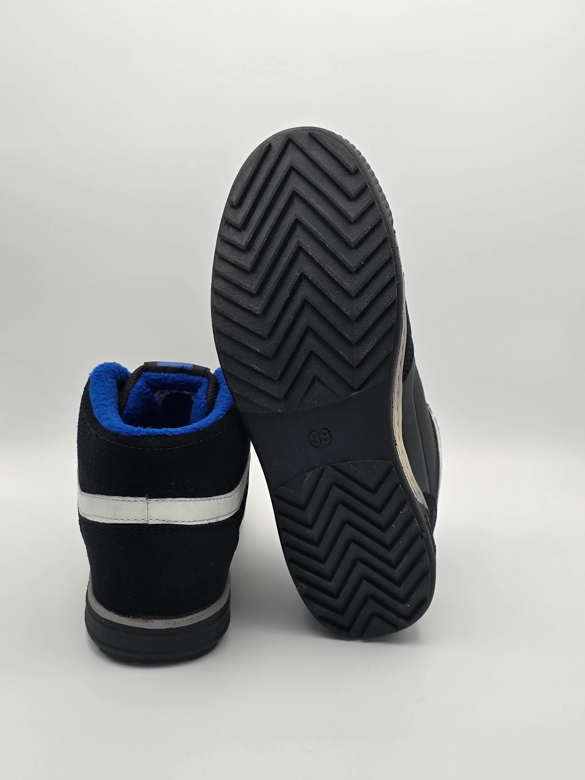 Schwarze Sneaker mit weißem Streifen, blauer Fütterung und Profilsohle, Schuhmode