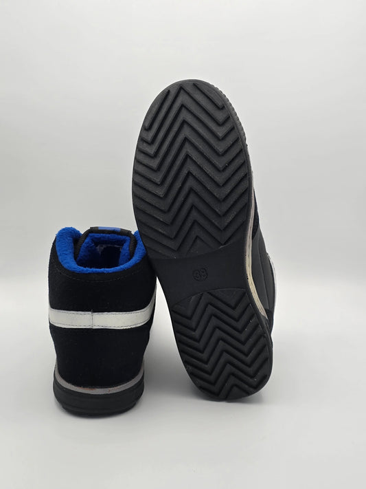 Schwarze Sneaker mit weißem Streifen, blauer Fütterung und Profilsohle, Schuhmode