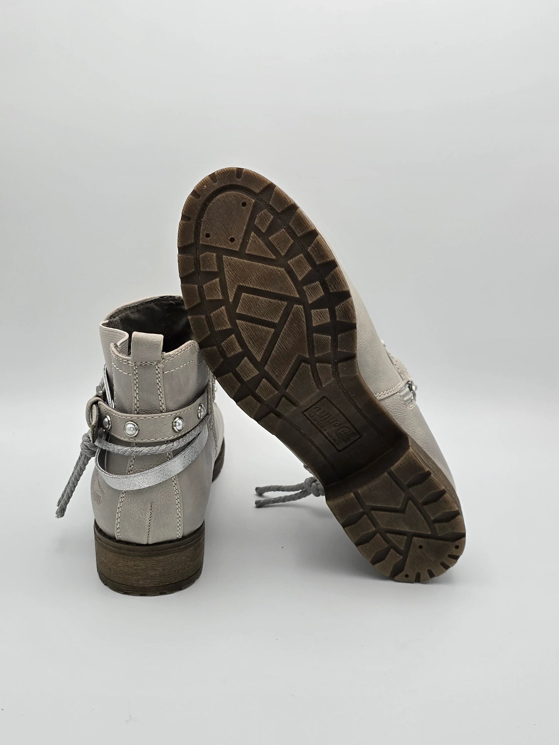 Damen Stiefeletten beige mit Profilsohle und Zierbändern, nachhaltige Mode