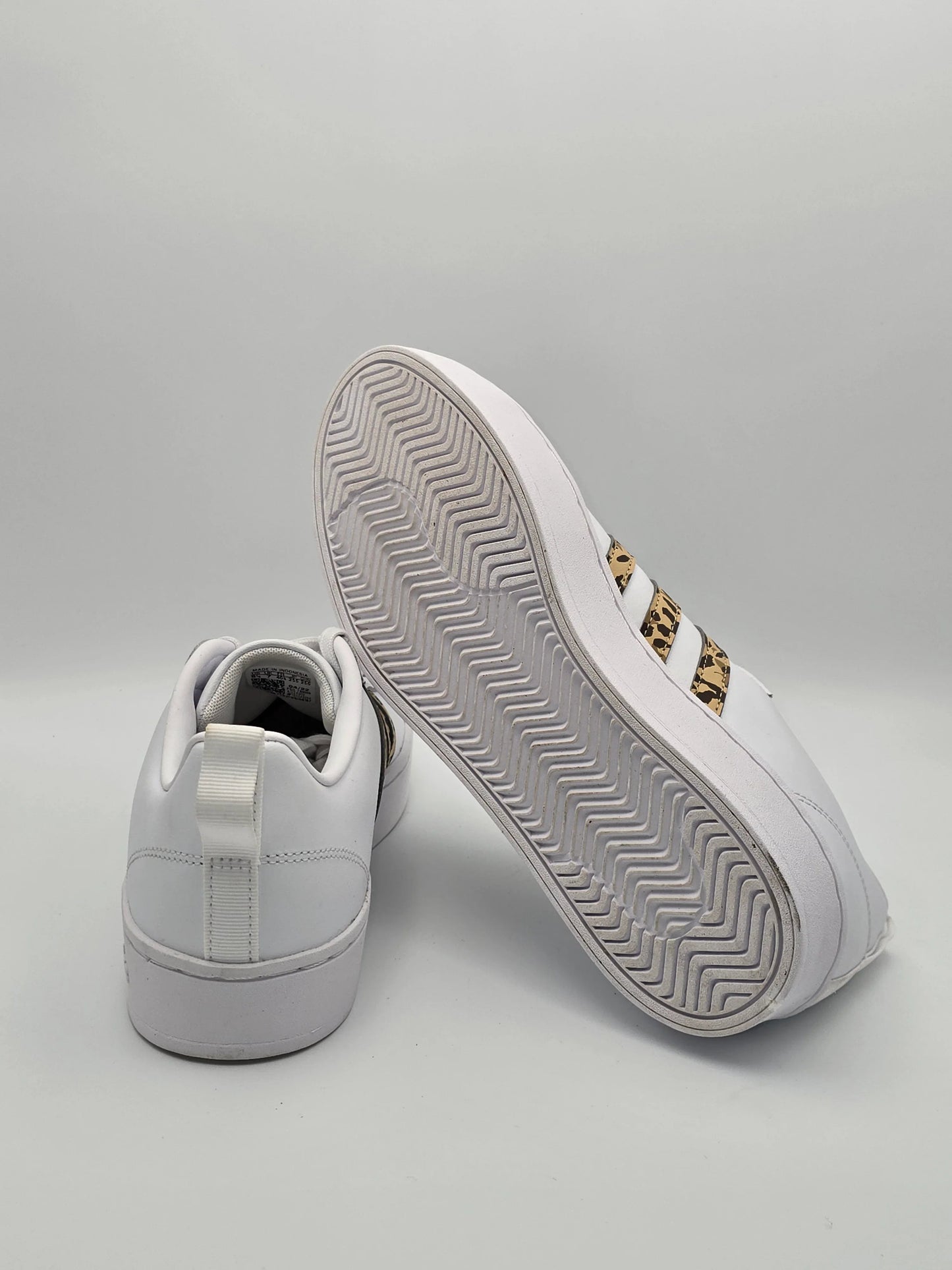 Weiße Sneaker mit animal print Streifen, nachhaltige Mode, sportlich, modernes Design