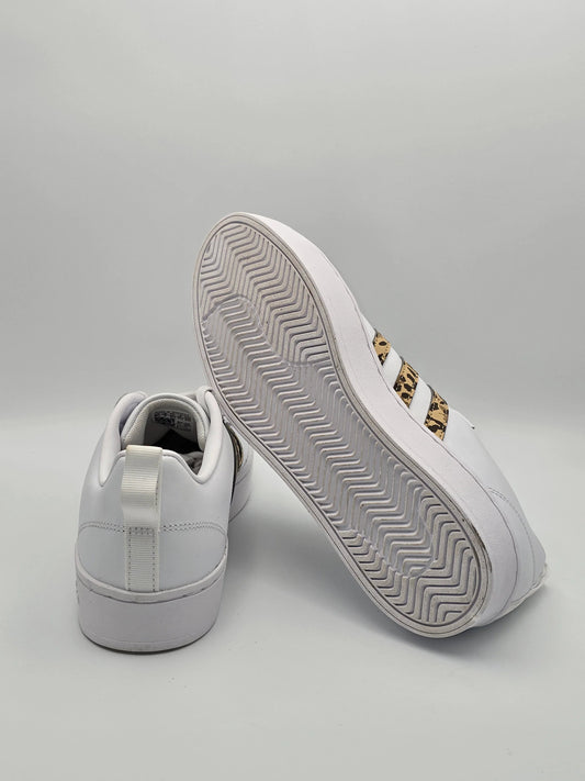 Weiße Sneaker mit animal print Streifen, nachhaltige Mode, sportlich, modernes Design