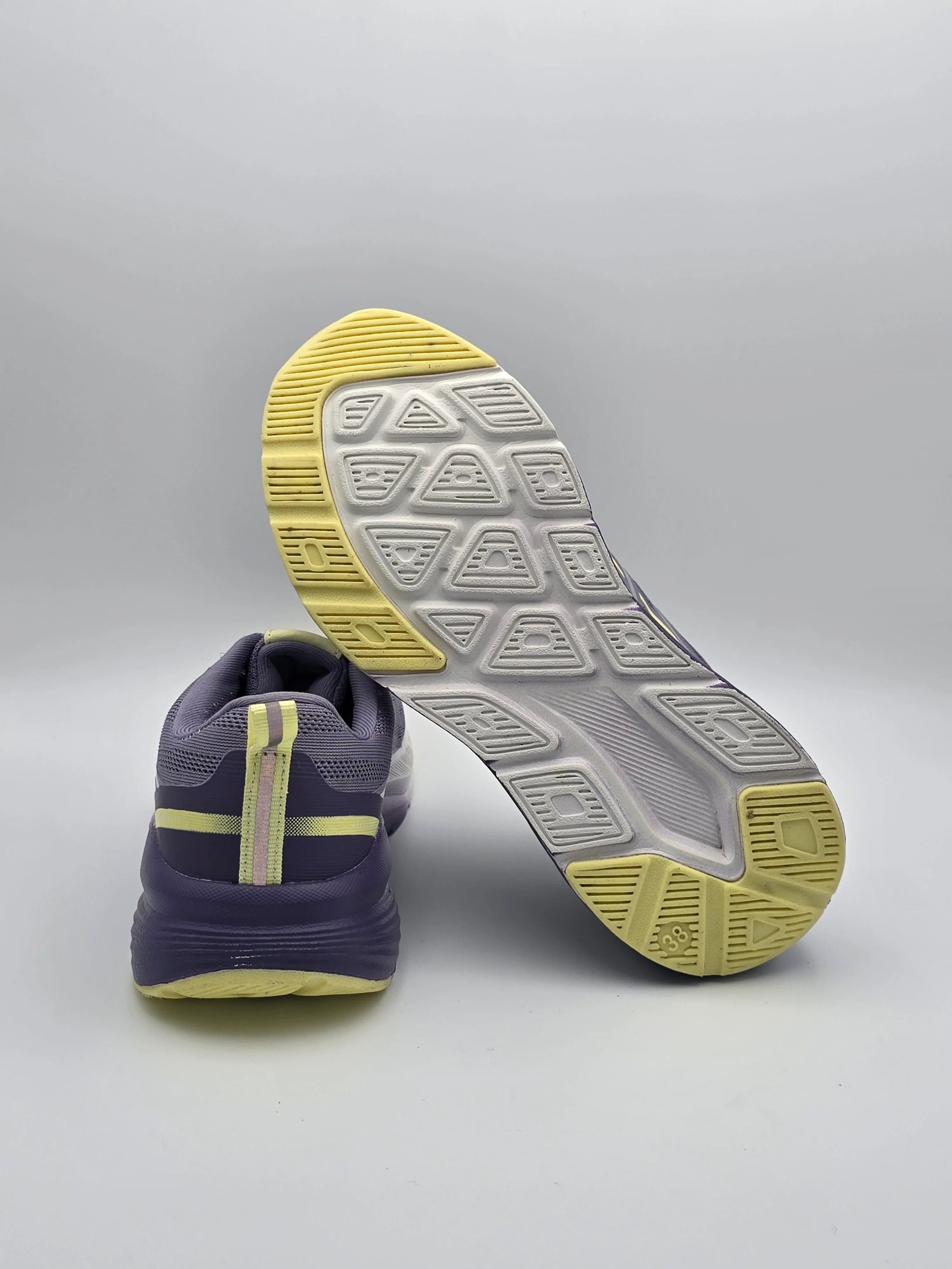 Lila Sneaker mit gelber Sohle, modern, nachhaltige Mode, Sportschuh auf weißem Hintergrund