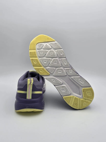 Lila Sneaker mit gelber Sohle, modern, nachhaltige Mode, Sportschuh auf weißem Hintergrund