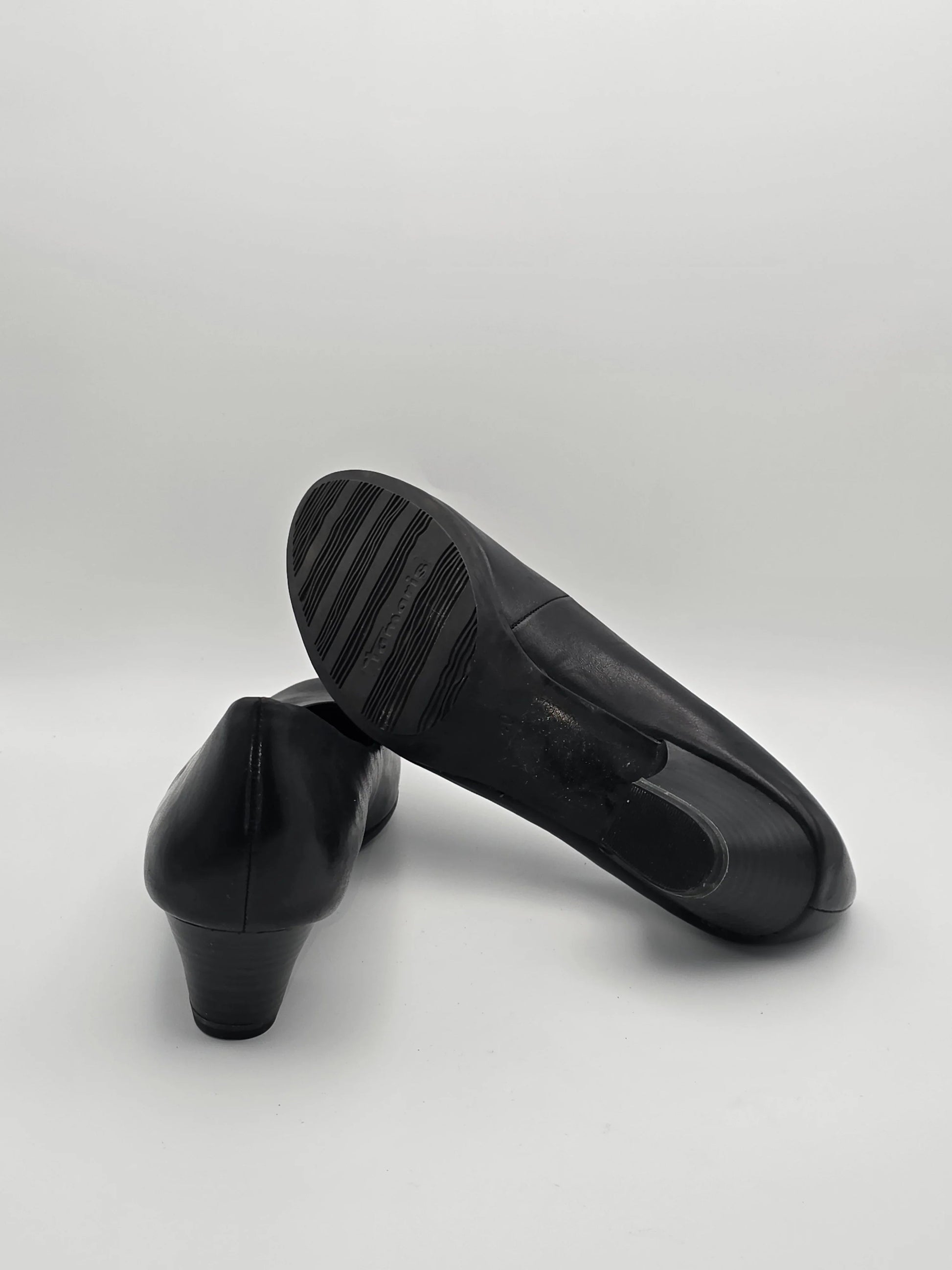 Damen Halbschuhe schwarz, kleiner Absatz, klassische Mode, nachhaltige Schuhe