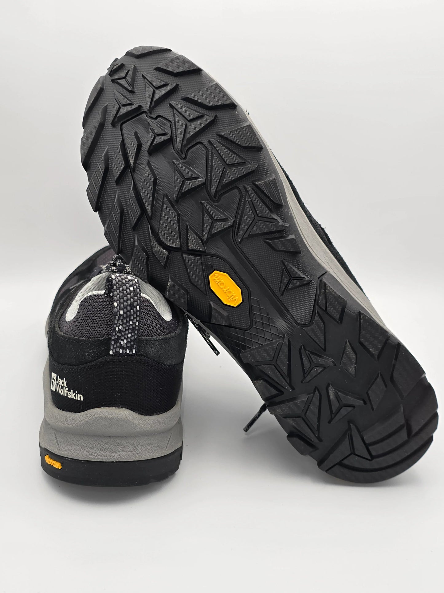 Schwarze Wanderschuhe mit starker Profilsohle aus Gummi, Markenlogo sichtbar, Outdoor-Schuhe