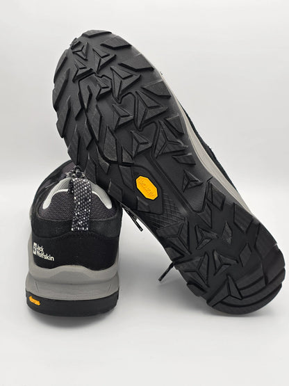 Schwarze Wanderschuhe mit starker Profilsohle aus Gummi, Markenlogo sichtbar, Outdoor-Schuhe