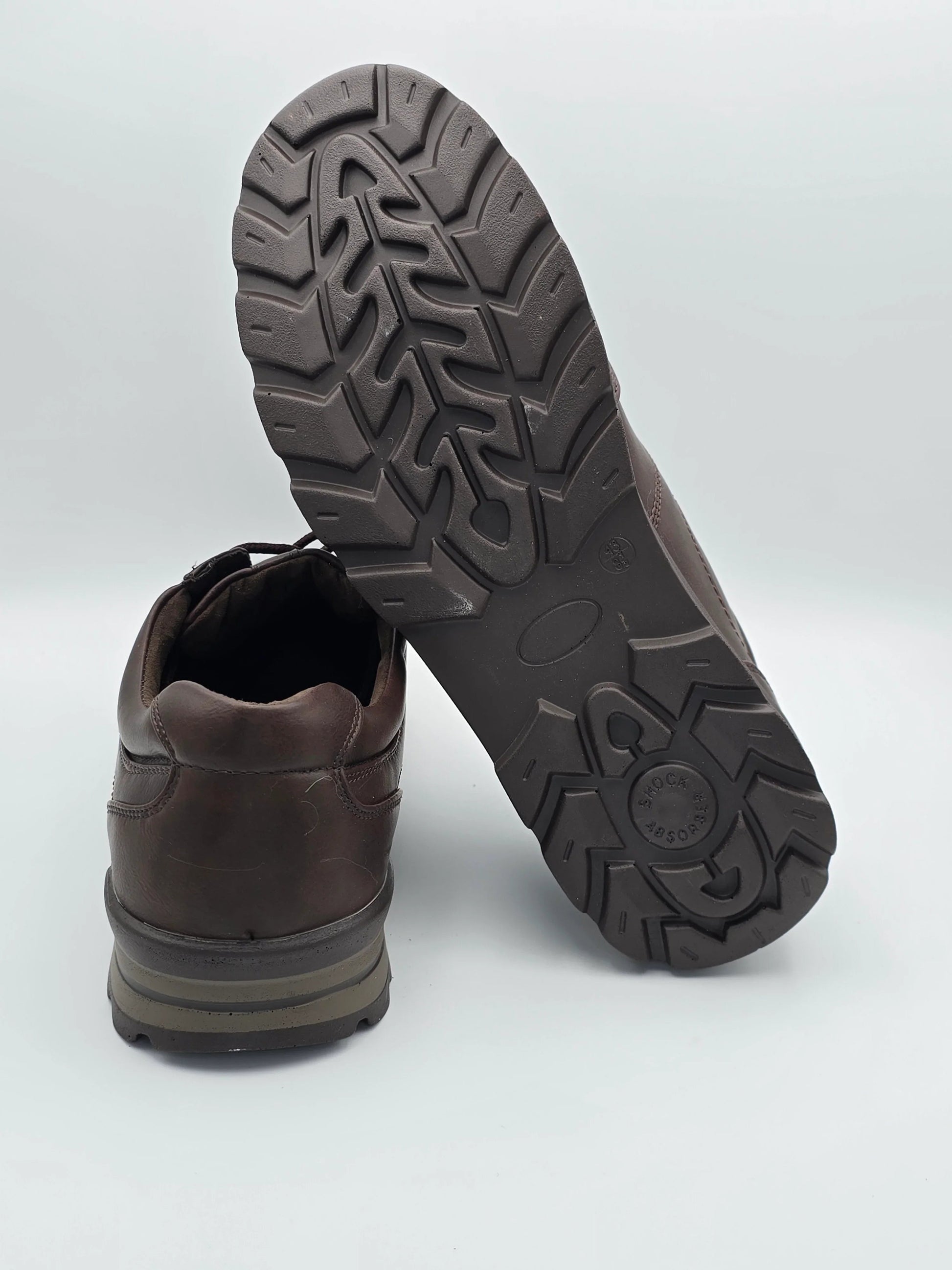 Brauner Herrenschuh mit robuster Profilsohle, nachhaltige Mode, Outdoor Schuh für Herren