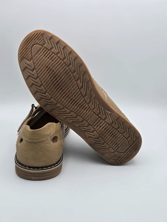 Beige Herrenschuhe mit robustem Sohlenprofil, nachhaltige Freizeitschuhe auf weißem Hintergrund