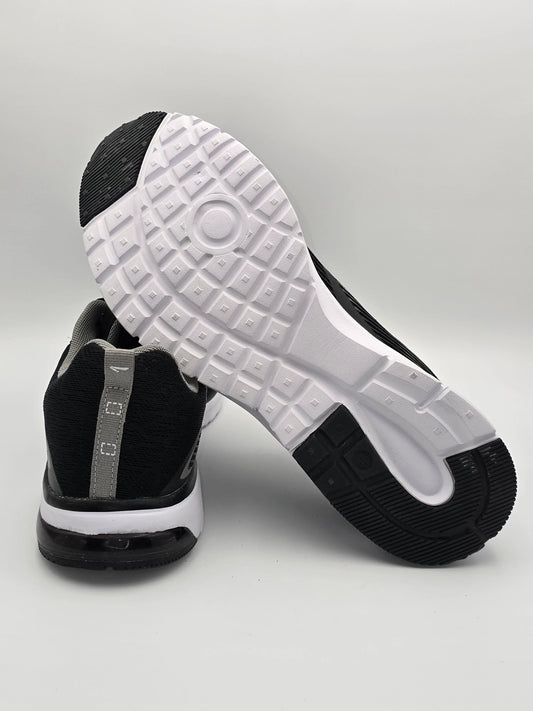 Schwarze Sneaker mit weißer Sohle auf weißem Hintergrund, Sportschuhe modern und bequem
