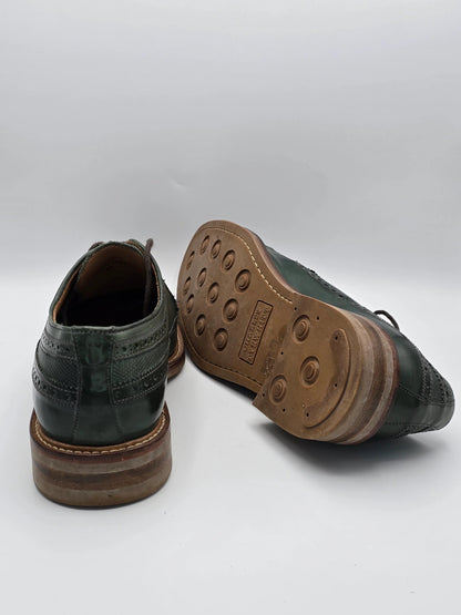 Grüne Herrenschuhe aus Leder mit Brogue-Muster und robusten Gummisohlen, modisch, nachhaltig