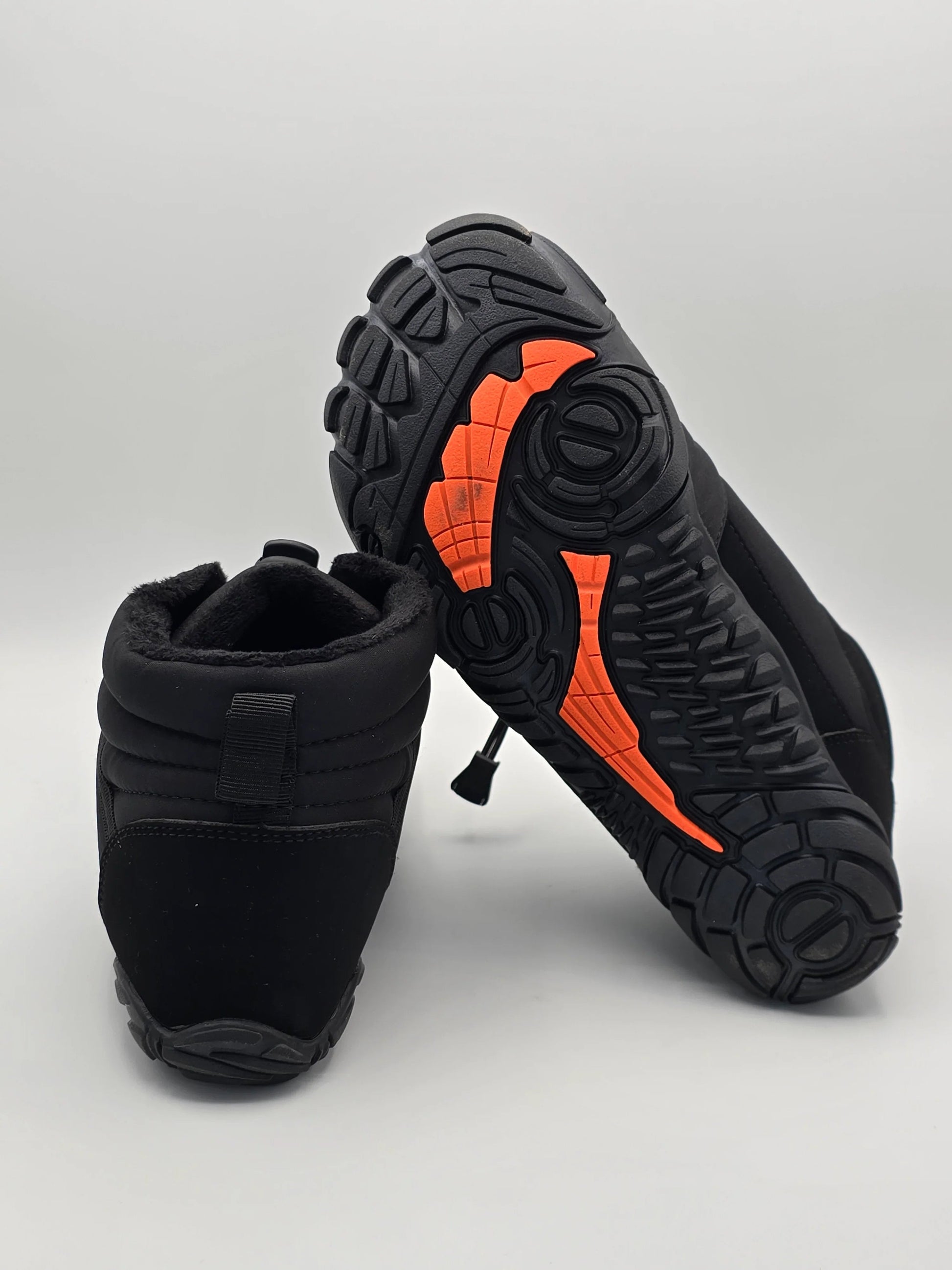 Schwarze Winterstiefel mit orangefarbener Profilsohle, nachhaltige Herrenmode Schuhe
