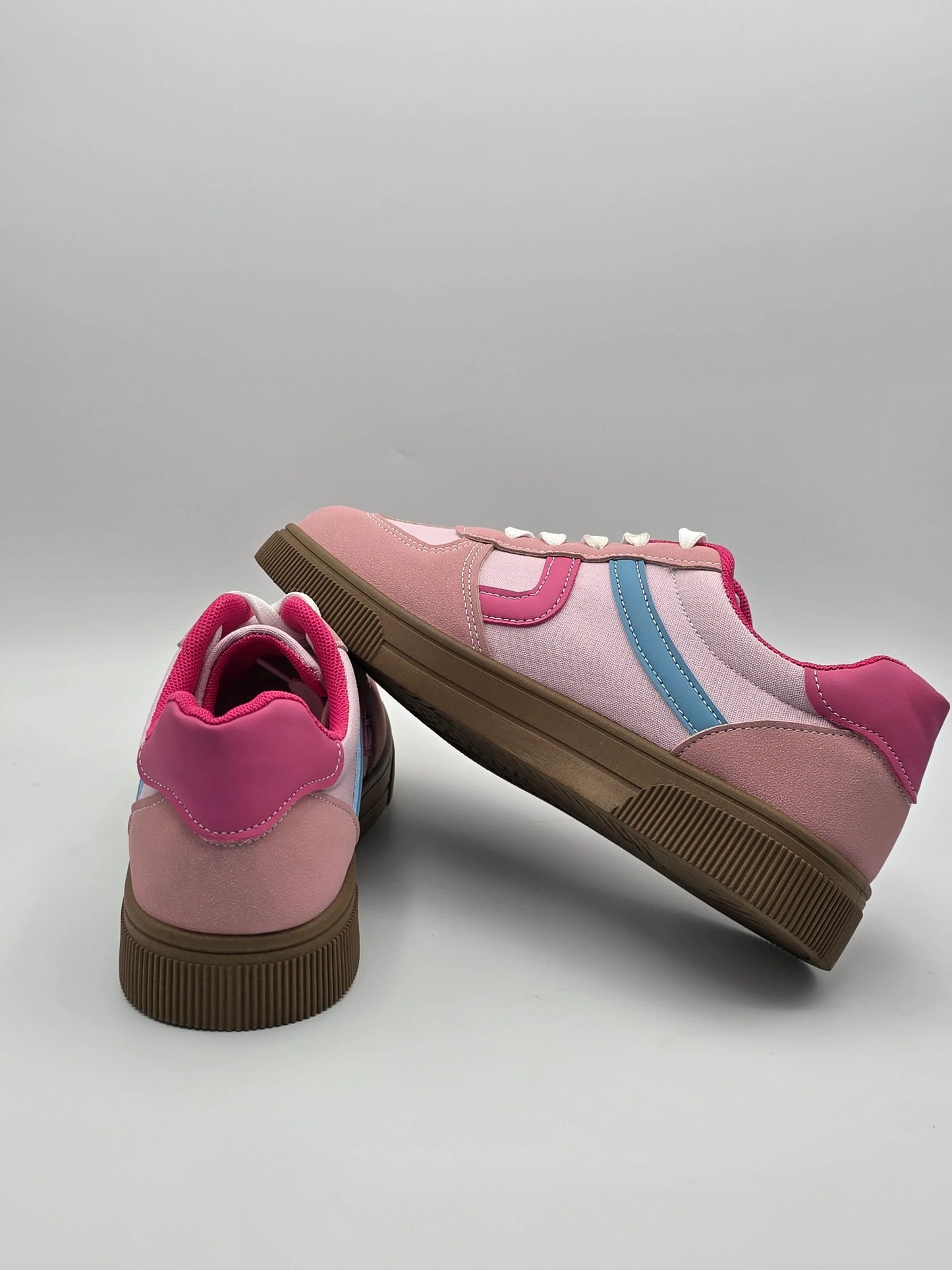 Modische Sneaker in Rosa mit blauen Details und brauner Sohle, nachhaltige Schuhe Damen