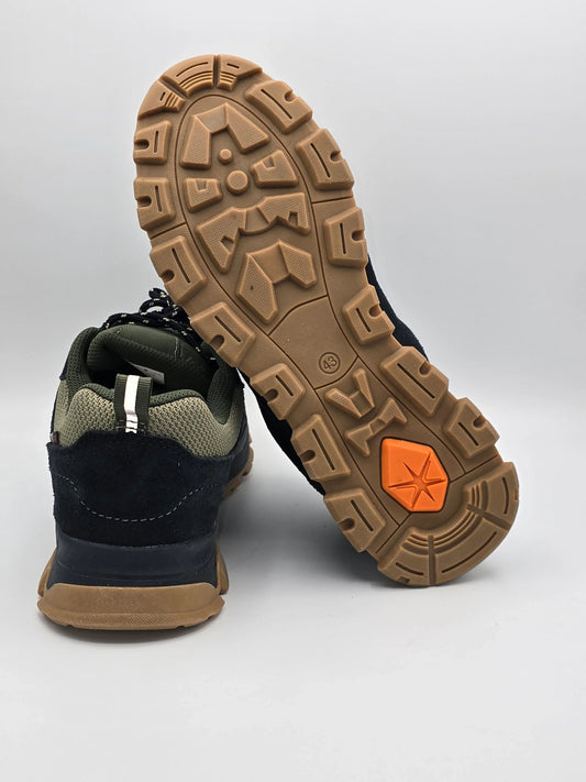 Outdoor Sneaker mit Profilsohle, grün-schwarz, nachhaltige Mode Schuhe auf weißem Hintergrund