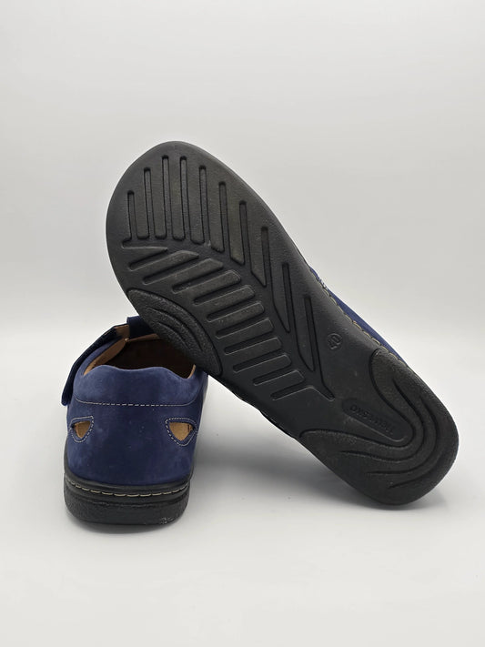 Blauer Veloursleder-Schuh mit Klettverschluss und markanter schwarzer Gummisohle, Mode