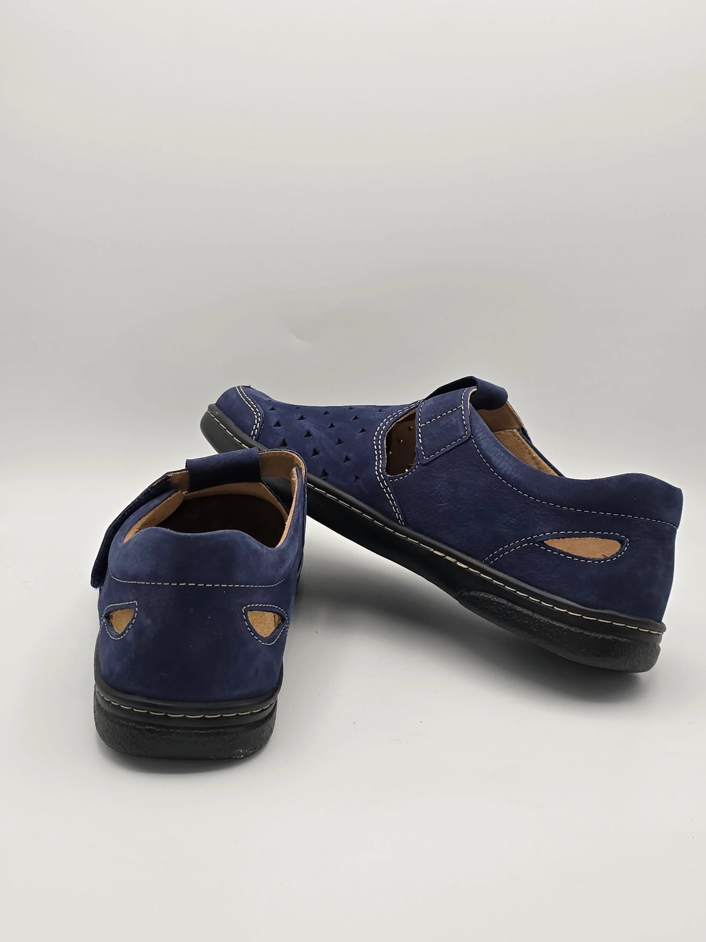 Blaue nachhaltige Damen-Slipper mit Cut-Outs und Klettverschluss auf weißem Hintergrund