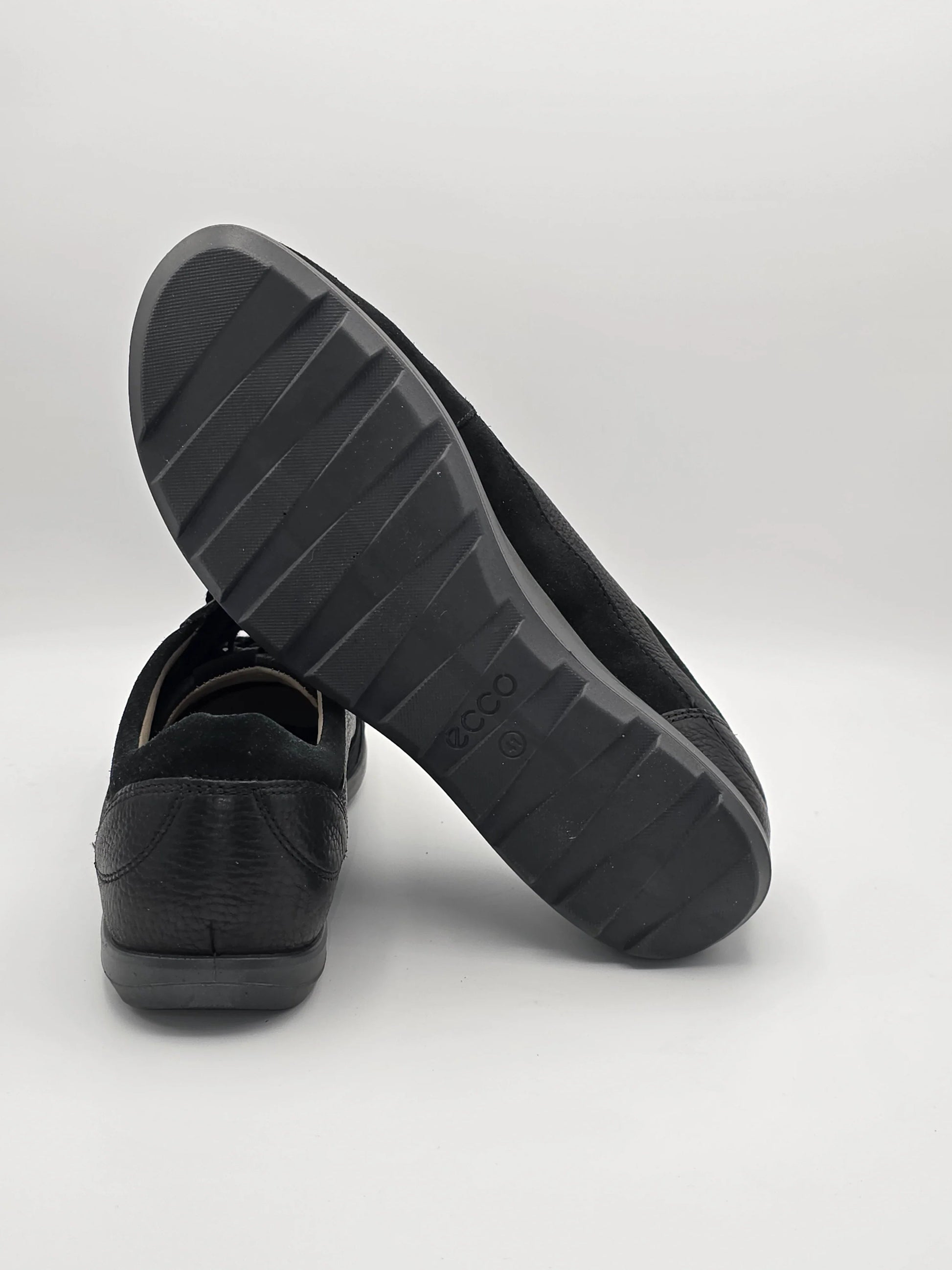 Schwarze Herrenschuhe aus Leder mit profilierter Sohle, Mode Schuhe auf weißem Hintergrund