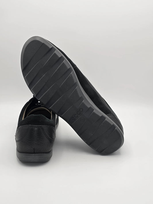 Schwarze Herrenschuhe aus Leder mit profilierter Sohle, Mode Schuhe auf weißem Hintergrund
