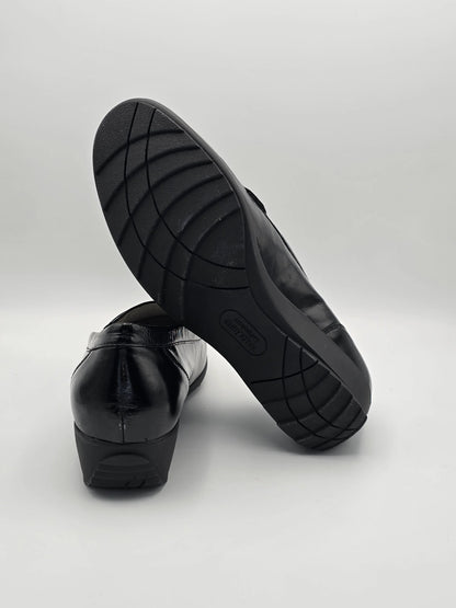 Schwarze Damen Slipper mit Blockabsatz, nachhaltige Mode, glänzendes Leder, Sohle sichtbar