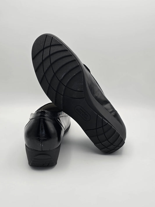 Schwarze Damen Slipper mit Blockabsatz, nachhaltige Mode, glänzendes Leder, Sohle sichtbar