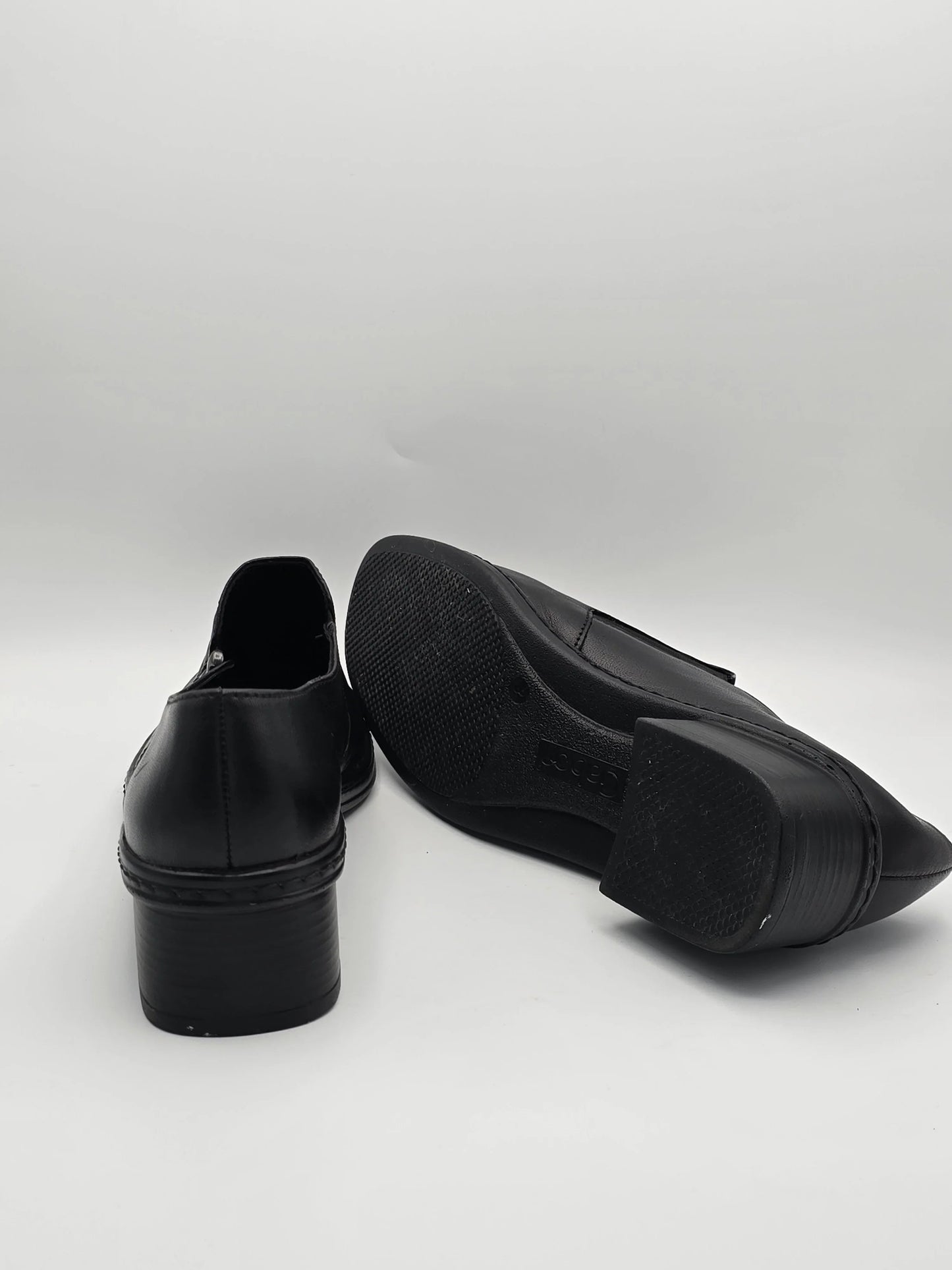 Schwarze Damenschuhe mit Absatz, klassische Mode, nachhaltige Lederschuhe auf weißem Hintergrund