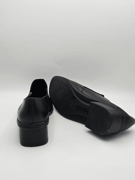 Schwarze Damenschuhe mit Absatz, klassische Mode, nachhaltige Lederschuhe auf weißem Hintergrund
