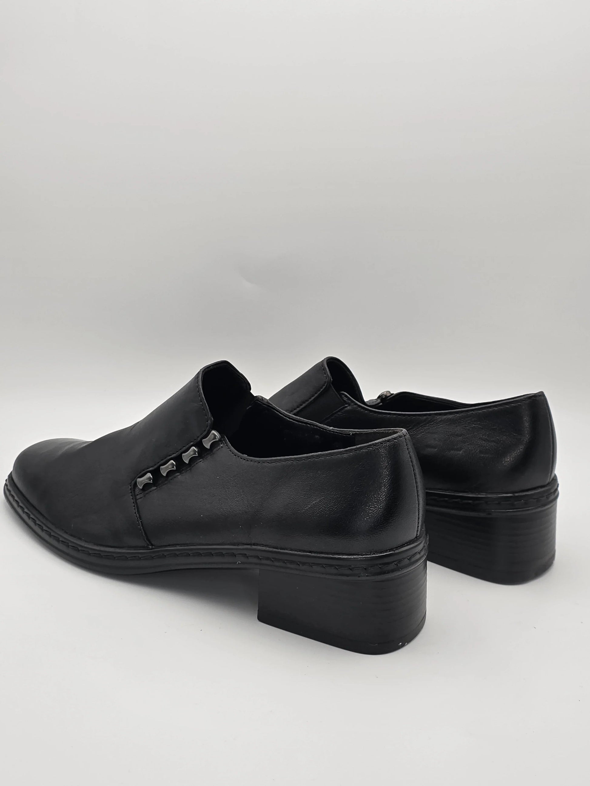 Schwarze Damen Halbschuhe mit Blockabsatz, modisch und elegant vor weißem Hintergrund.