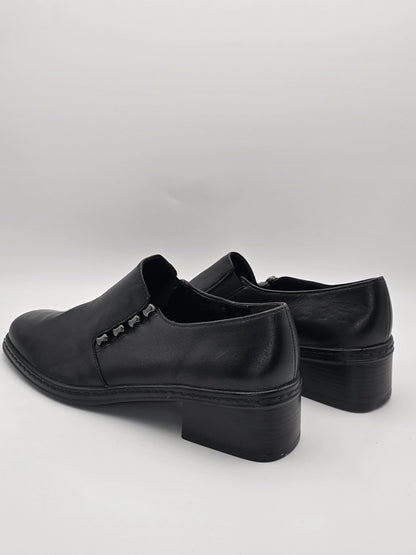 Schwarze Damen Halbschuhe mit Blockabsatz, modisch und elegant vor weißem Hintergrund.
