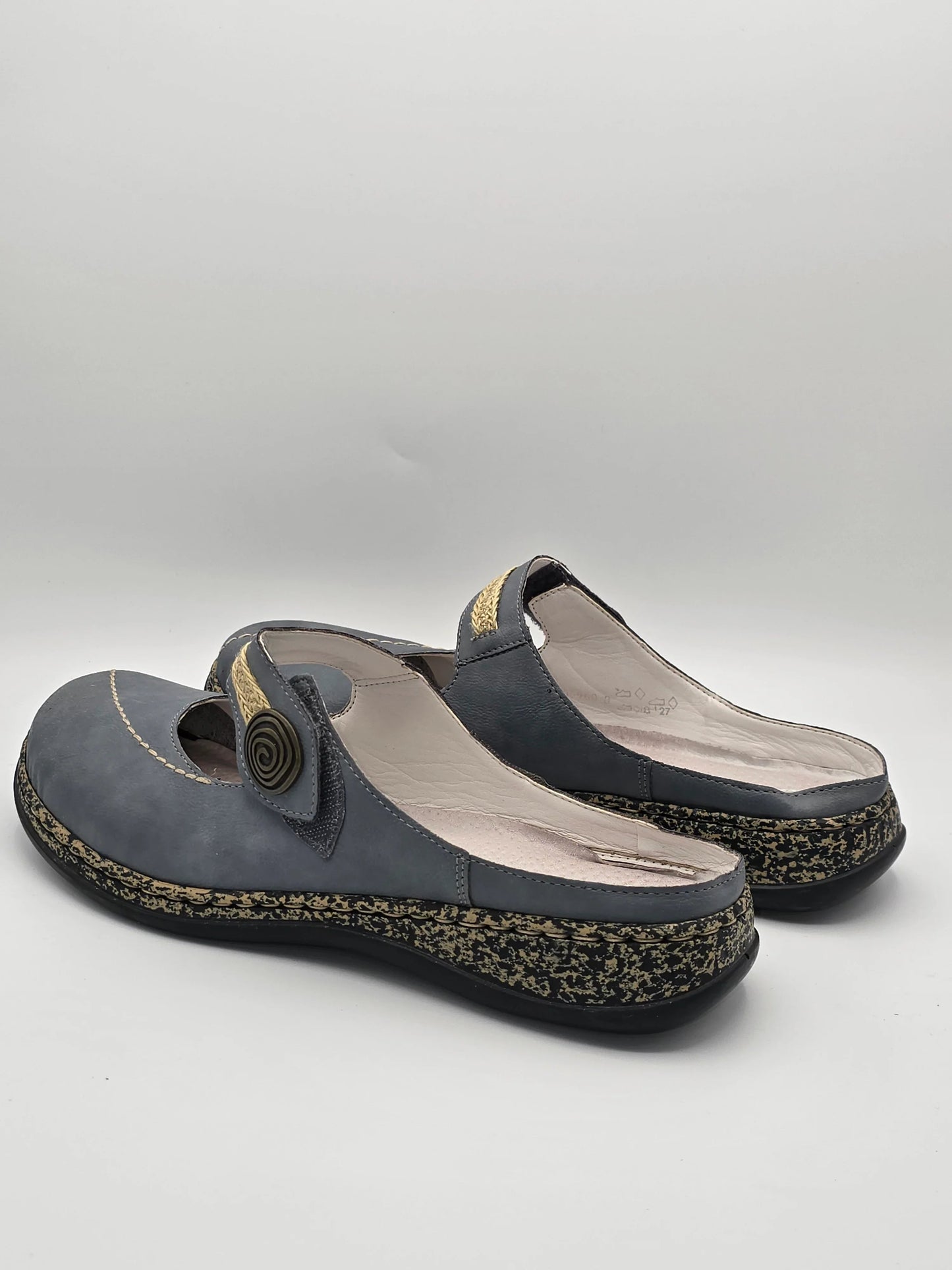 Damen Halbschuhe in Grau mit Klettverschluss, dekorativem Knopf und gemusterter Sohle