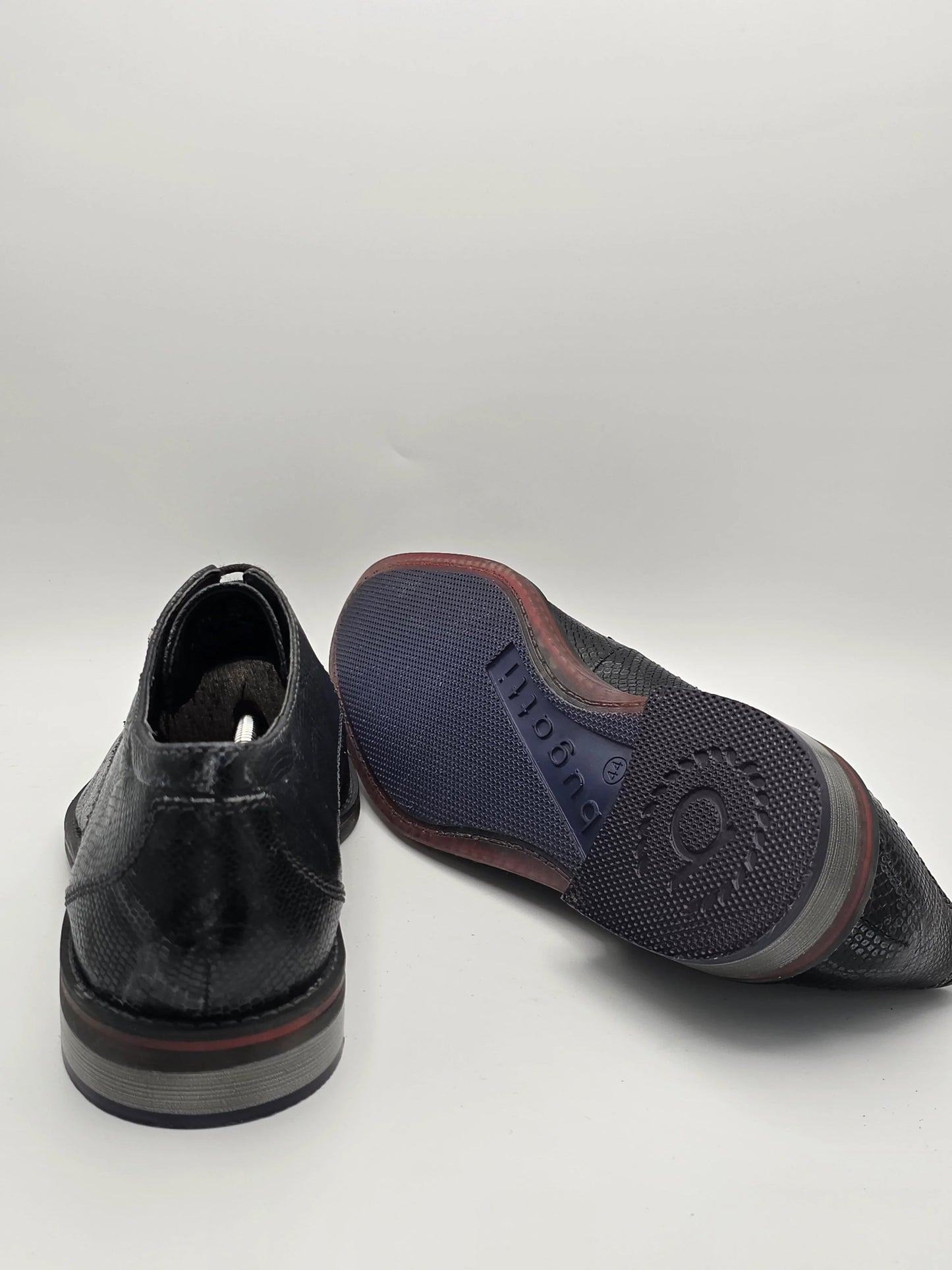 Schwarze Herren Lederschuhe mit Struktur, nachhaltige Mode, klassische Sohle, Nahaufnahme