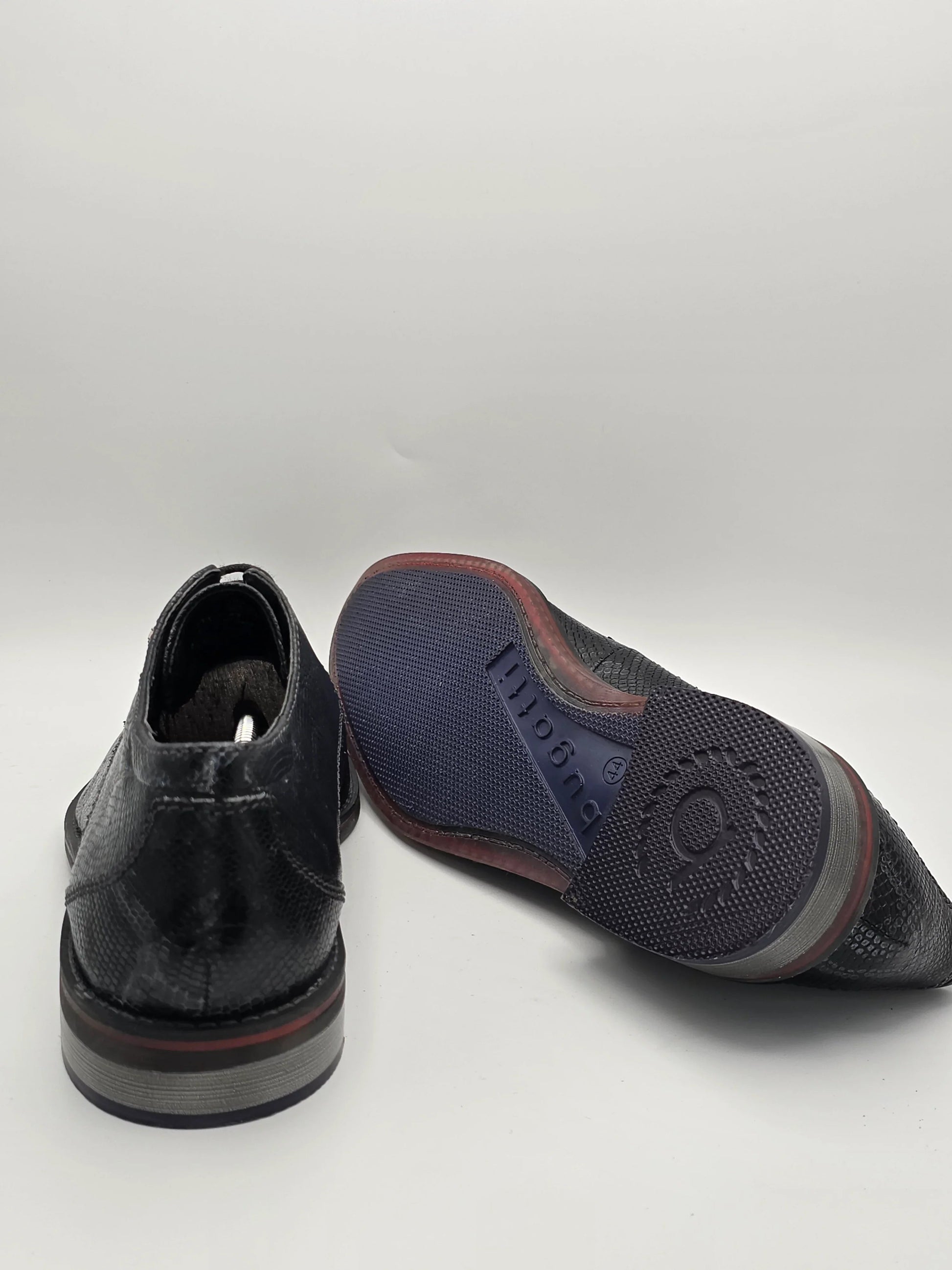 Schwarze Herren Lederschuhe mit Struktur, nachhaltige Mode, klassische Sohle, Nahaufnahme