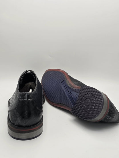 Schwarze Herren Lederschuhe mit Struktur, nachhaltige Mode, klassische Sohle, Nahaufnahme