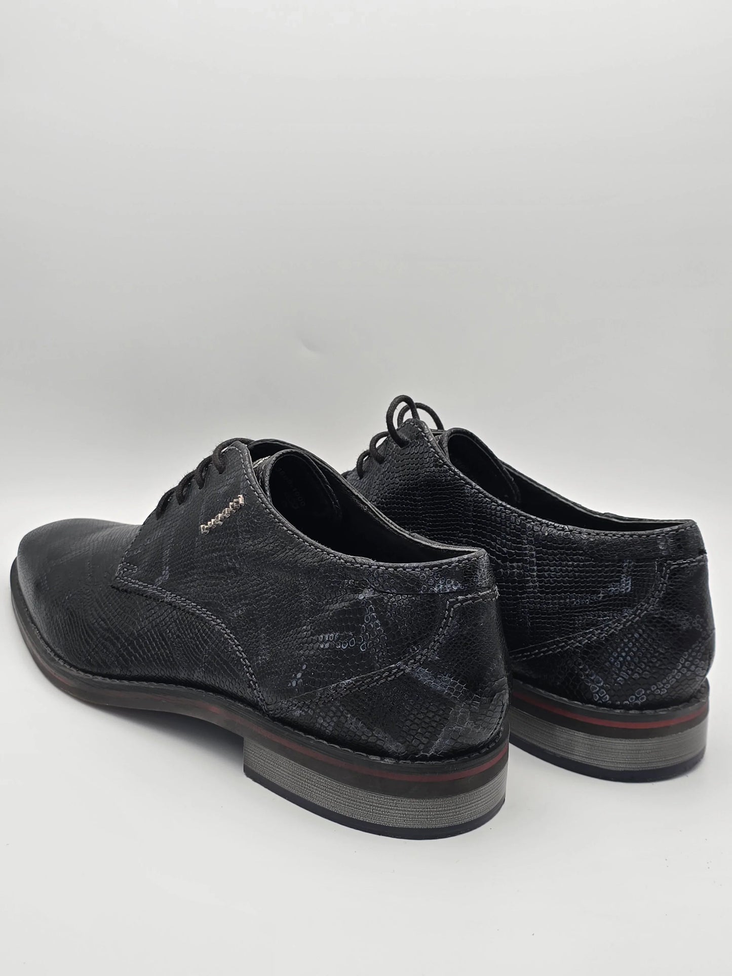 Herren Schnürschuhe in Schwarz mit Strukturoptik, elegante Mode, nachhaltige Schuhe
