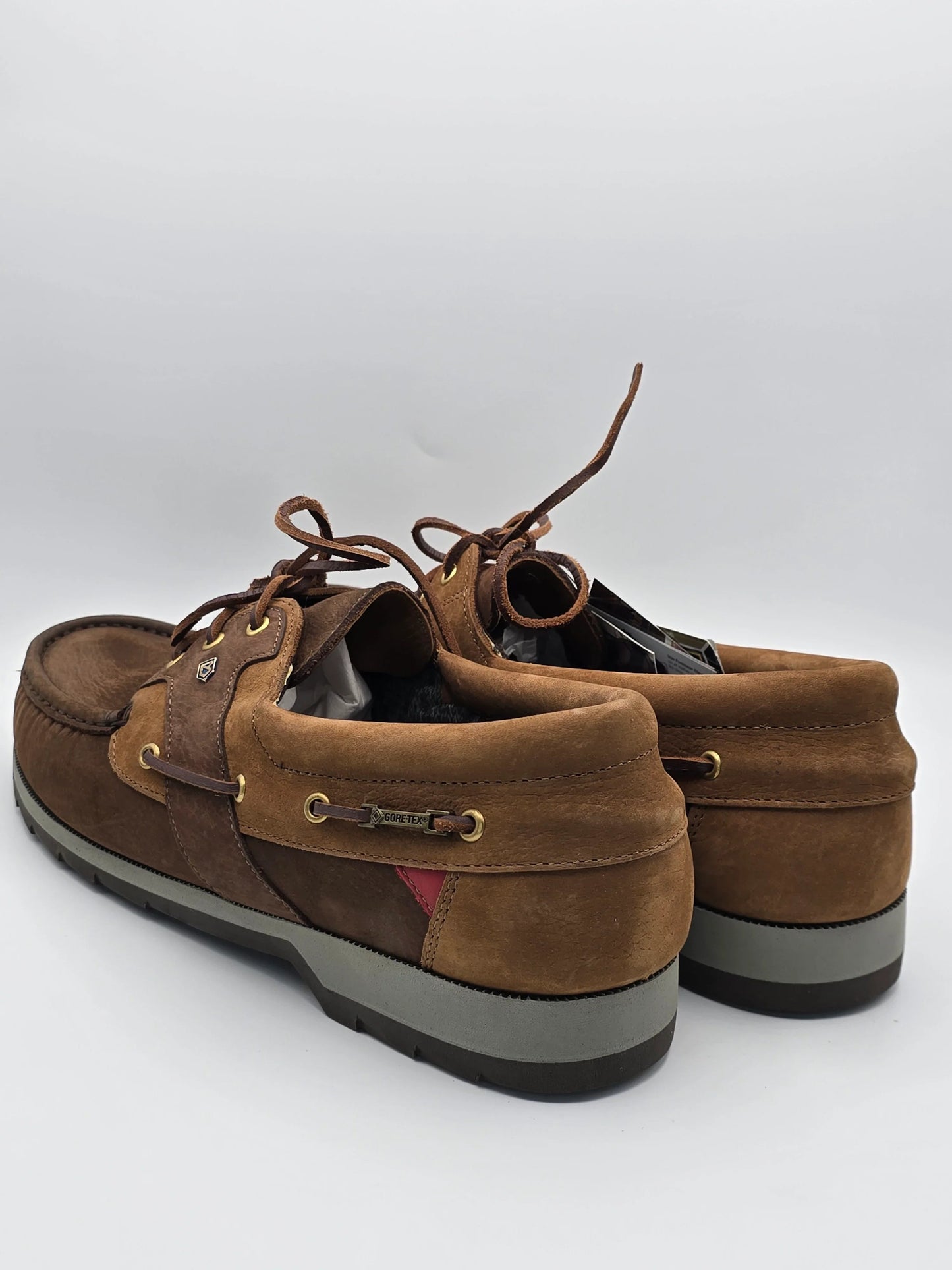 Braune Lederschuhe mit GORE-TEX, rutschfeste Sohle, nachhaltige Mode auf weißem Hintergrund