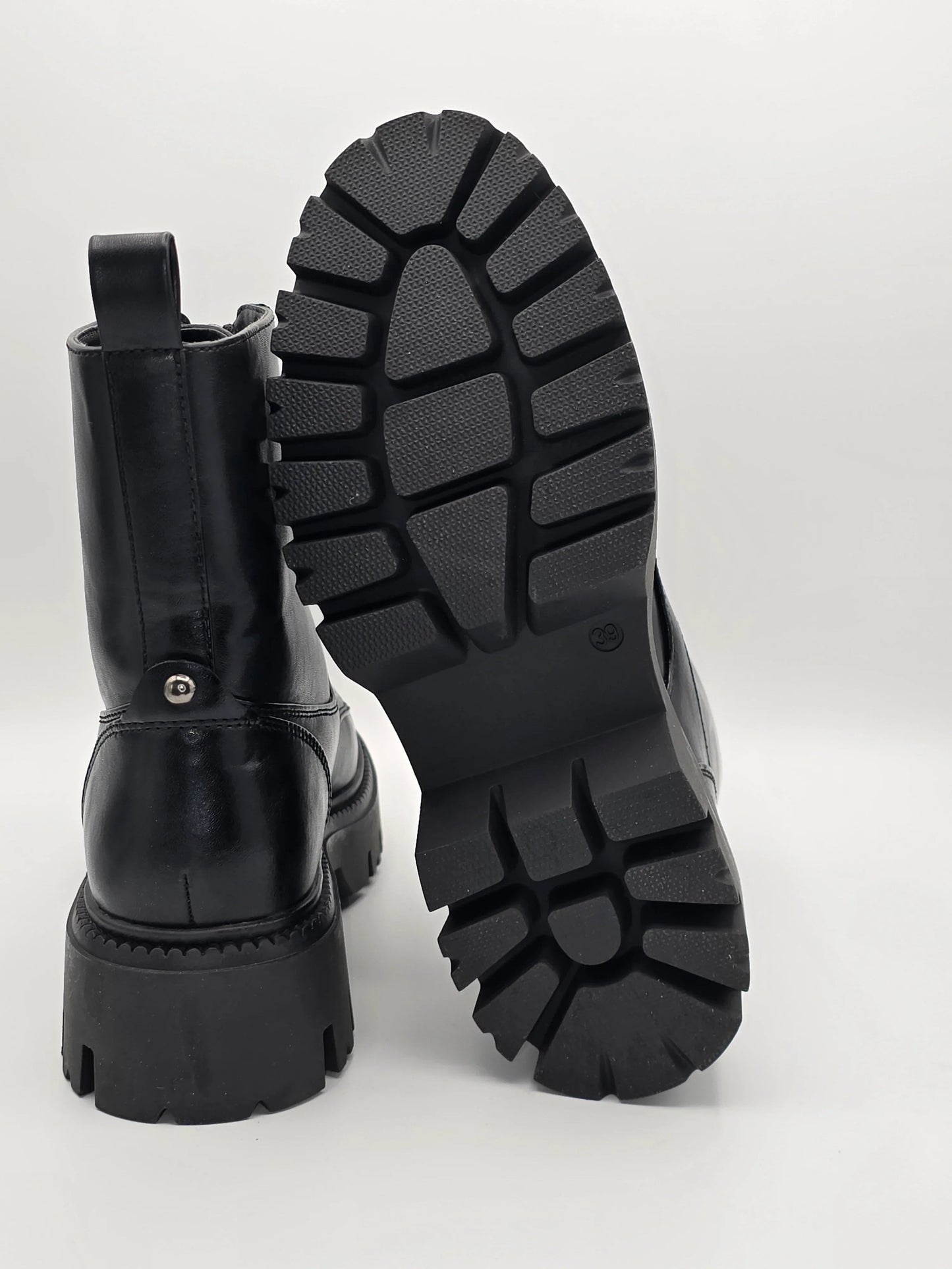 Schwarze Chunky Boots mit dicker Profilsohle, modernes Schuhdesign auf weißem Hintergrund