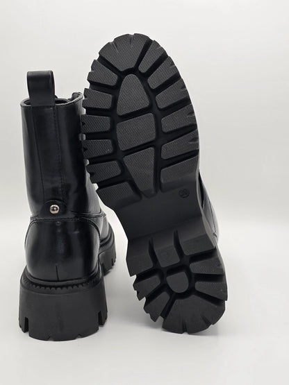 Schwarze Chunky Boots mit dicker Profilsohle, modernes Schuhdesign auf weißem Hintergrund