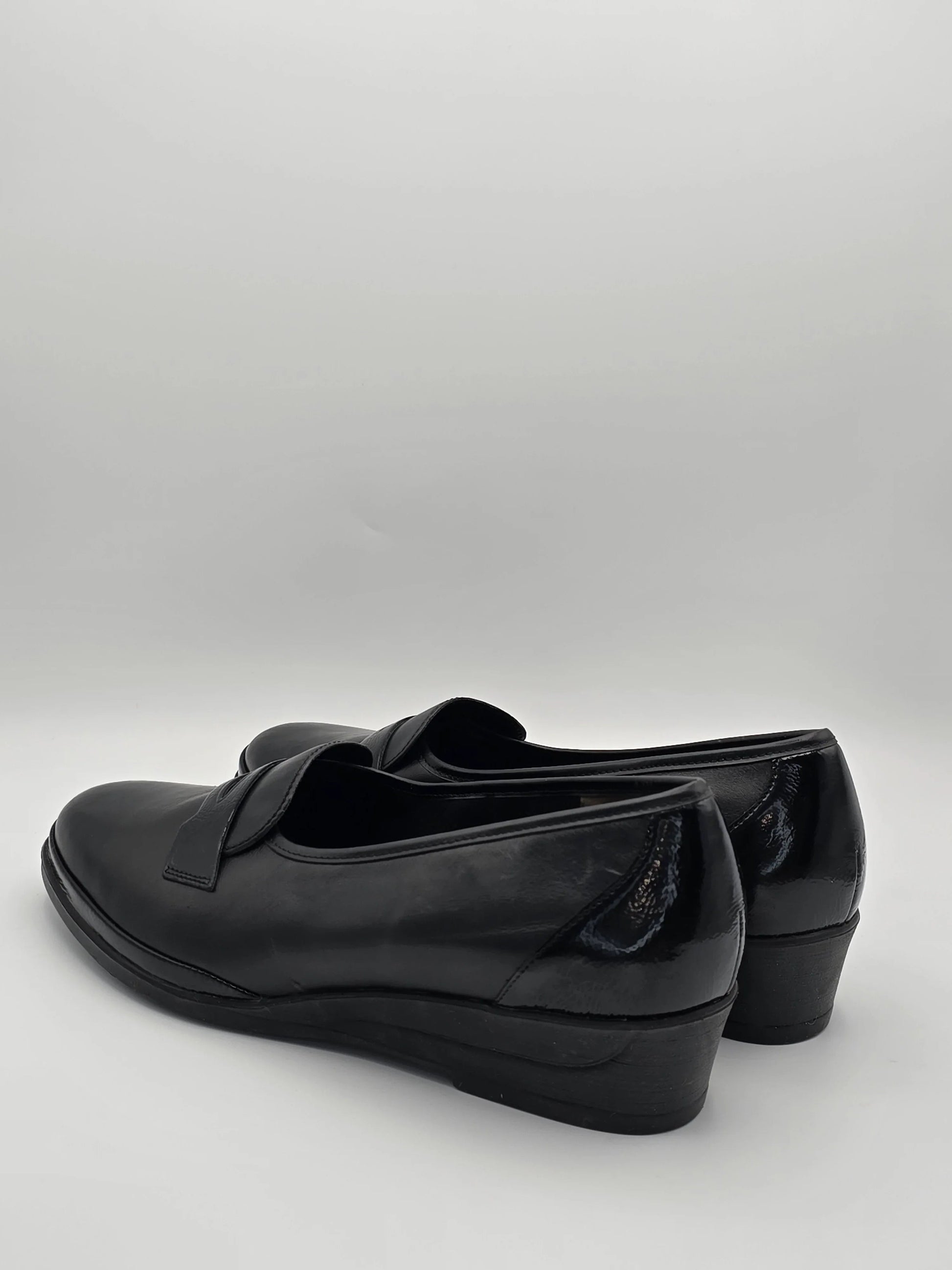 Schwarze Damen Slipper Schuhe mit Klettverschluss, moderner Keilabsatz, Lederoptik