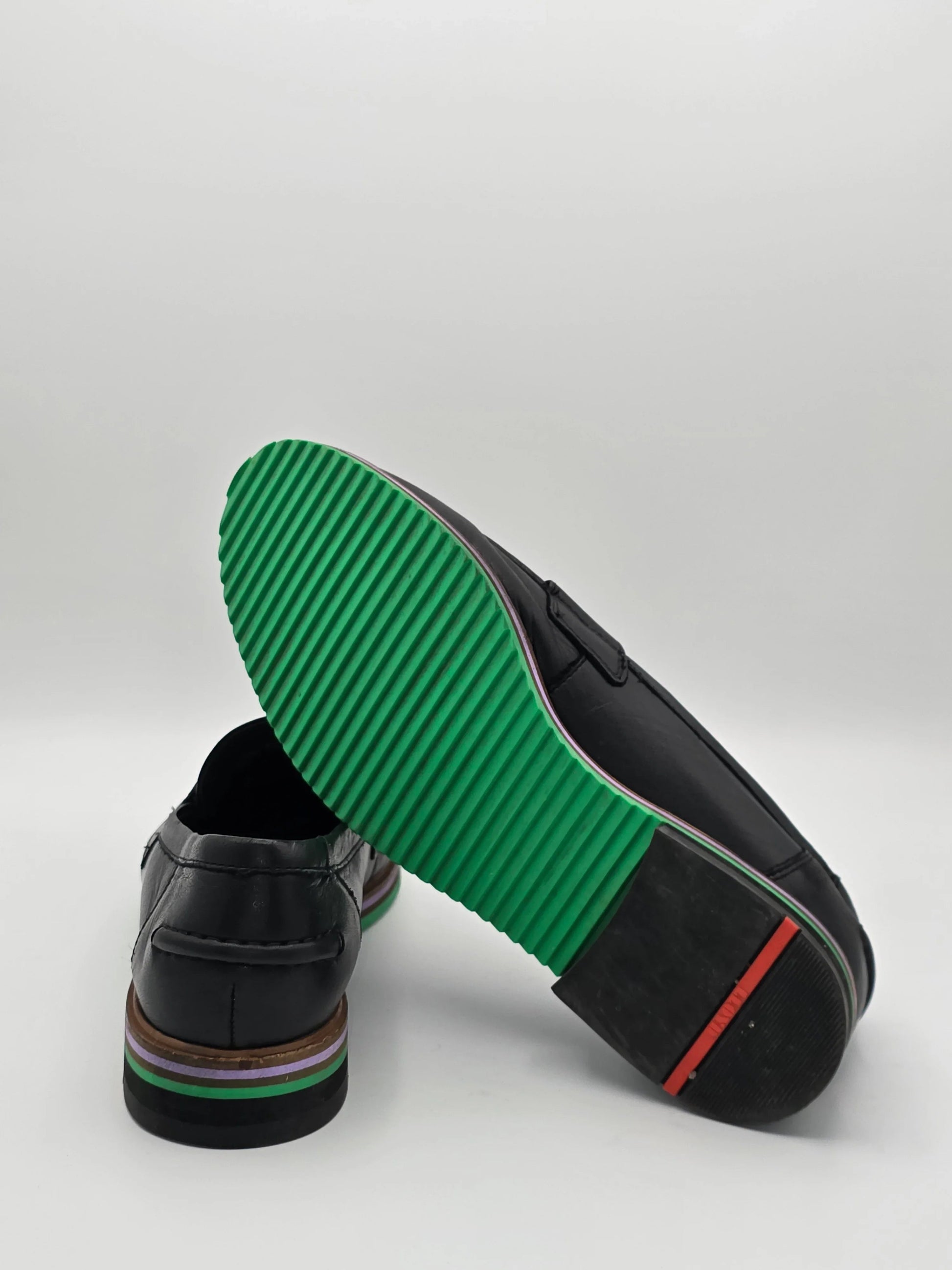 Schwarze Herrenschuhe mit grüner, profilierter Sohle und farbigen Details, modisch, nachhaltig