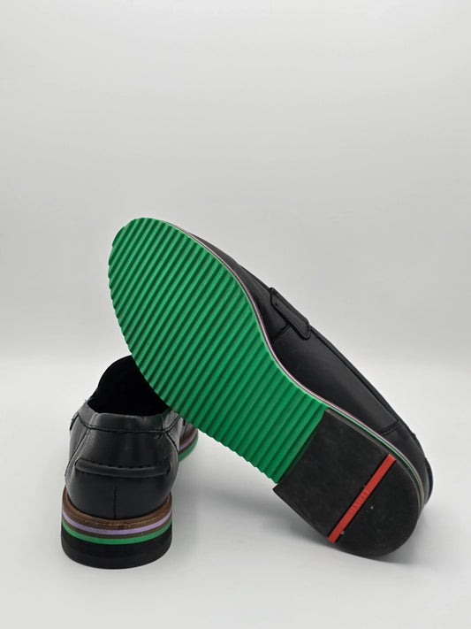 Schwarze Herrenschuhe mit grüner, profilierter Sohle und farbigen Details, modisch, nachhaltig