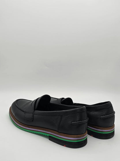 Schwarze Loafer aus Leder mit bunter Sohle, nachhaltige Herrenschuhe auf weißem Hintergrund