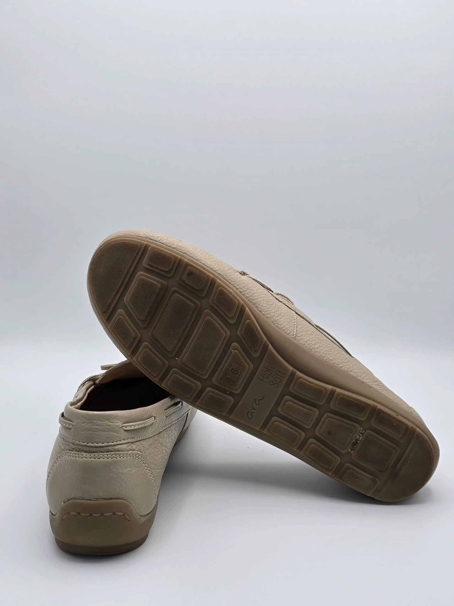 Beige Damen Mokassins mit rutschfester Sohle auf weißem Hintergrund, nachhaltige Mode Schuhe